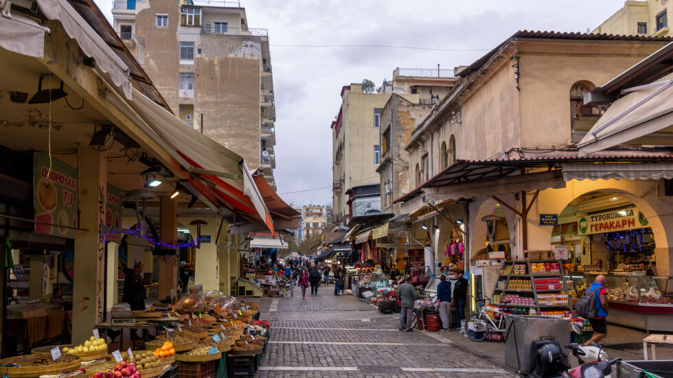 Въоръжен ограби 8 магазина само за 30 минути в Солун 