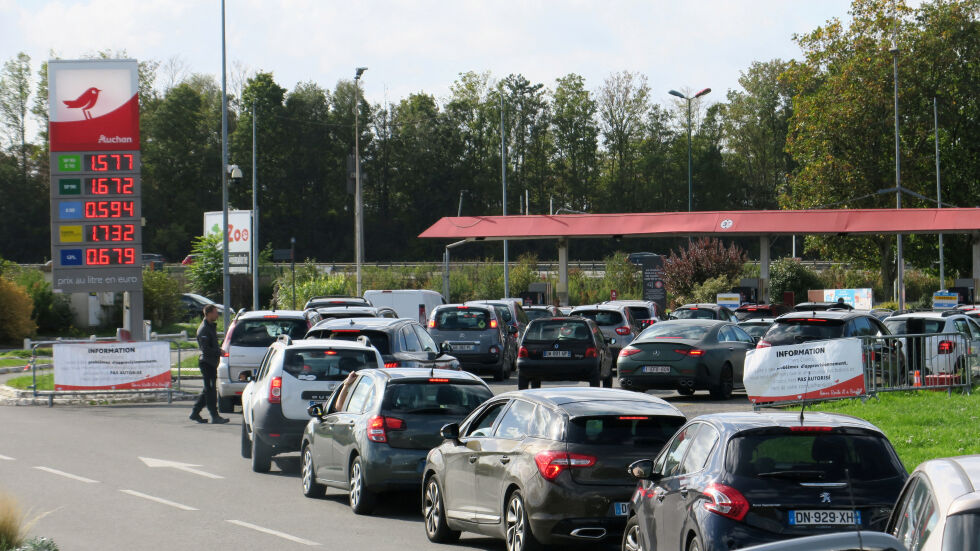 Напрежение и дълги опашки във Франция заради недостиг на горива
