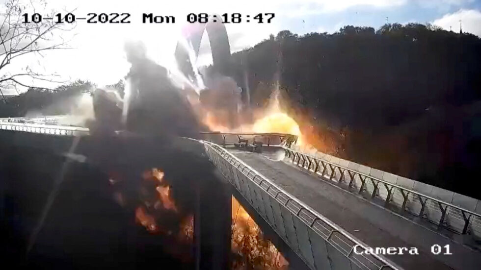 Ракетен удар по мост в Киев (ВИДЕО)