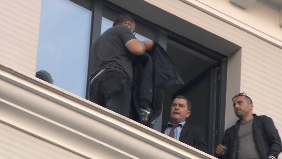 Кметът на Перник преговаря с работниците, протестирали на покрив на сграда: Какво му разказаха? 