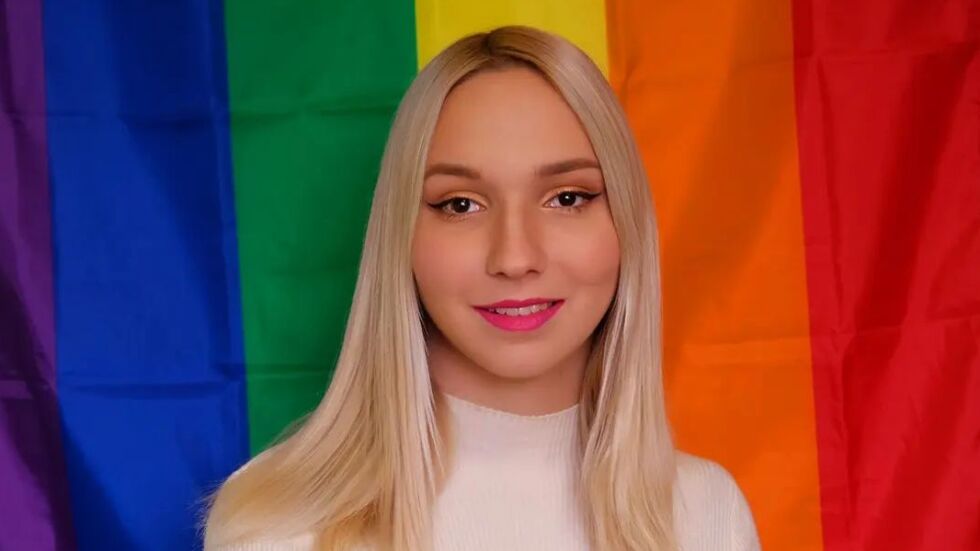 Емили Тротинетката се обиди на гей общността, защото странят от нея