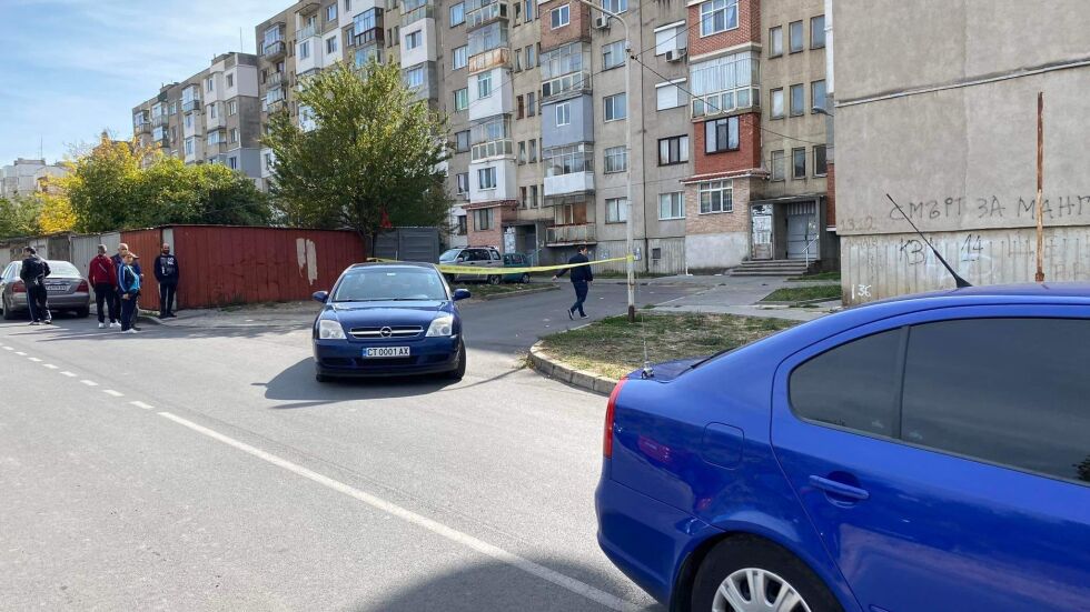 Мъж се барикадира в апартамента си в Казанлък 