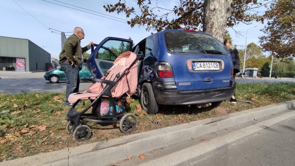 Кола с майка и 1-годишно ѝ дете се удари в дърво в Русе (СНИМКИ)