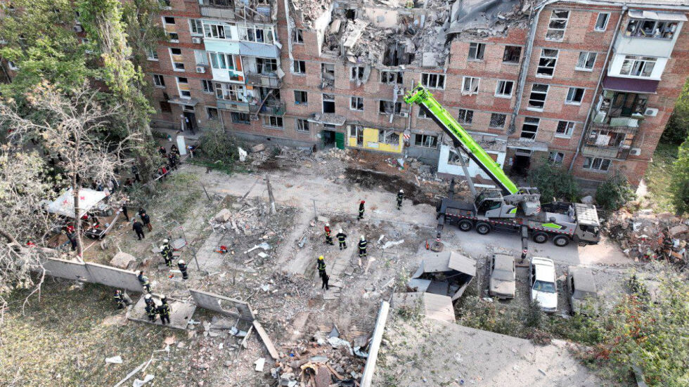 Спасение: Извадиха дете под поразената от Русия жилищна сграда в Николаев