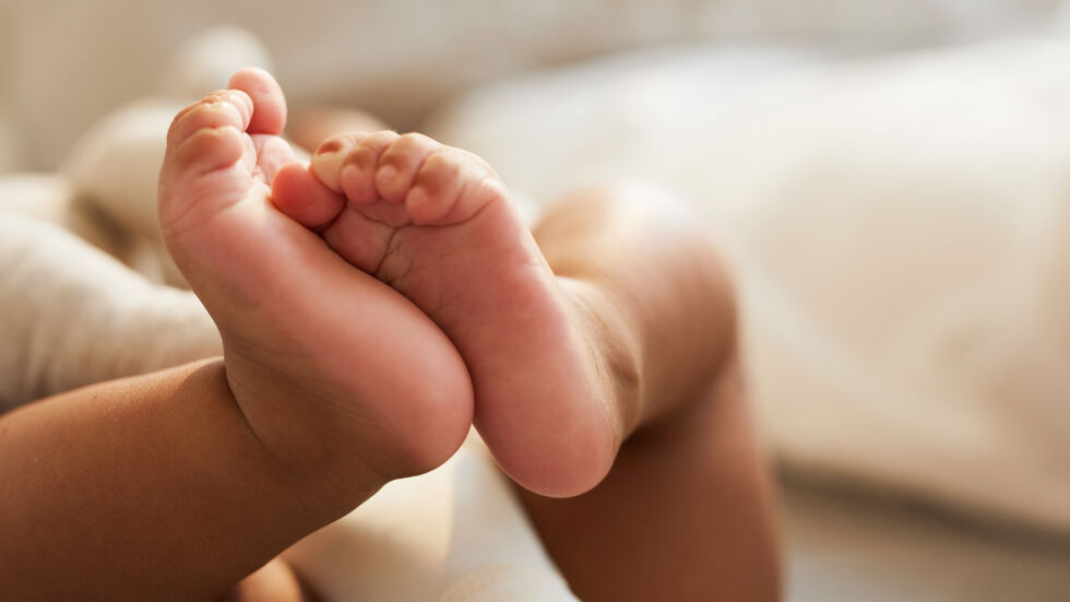 Разменените бебета може да се върнат по-бързо при майките си, ако държавата прескочи закона