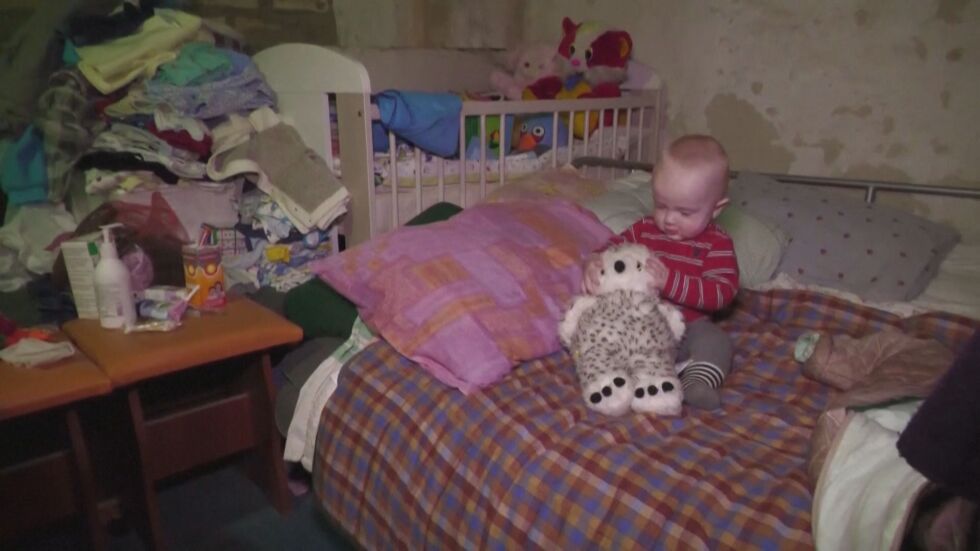 Истории от Украйна: 6-месечният Женя, който знае само стените на бомбоубежището