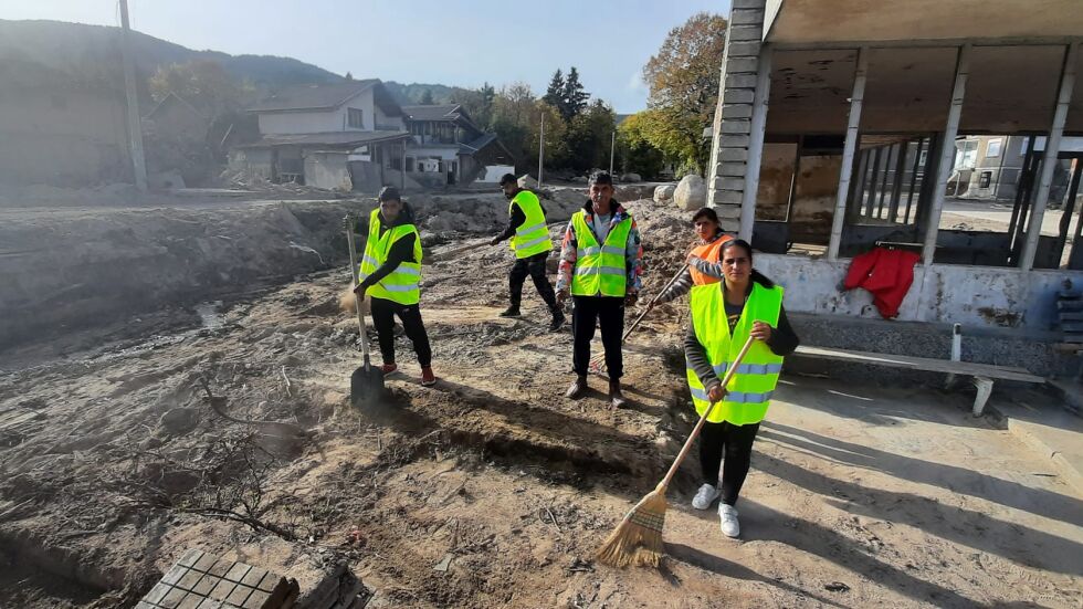 Трайно безработни разчистват наводнените села в Карловско