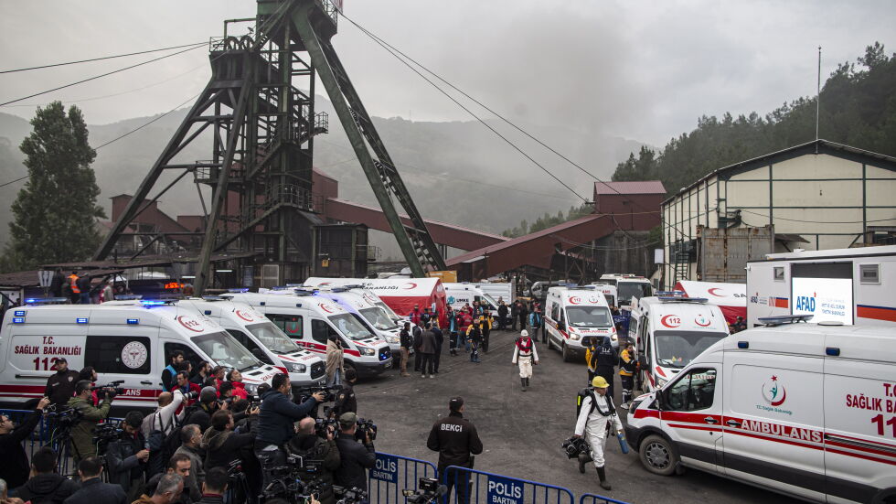 Кадри от дрон показват спасителна операция в срутената турска мина