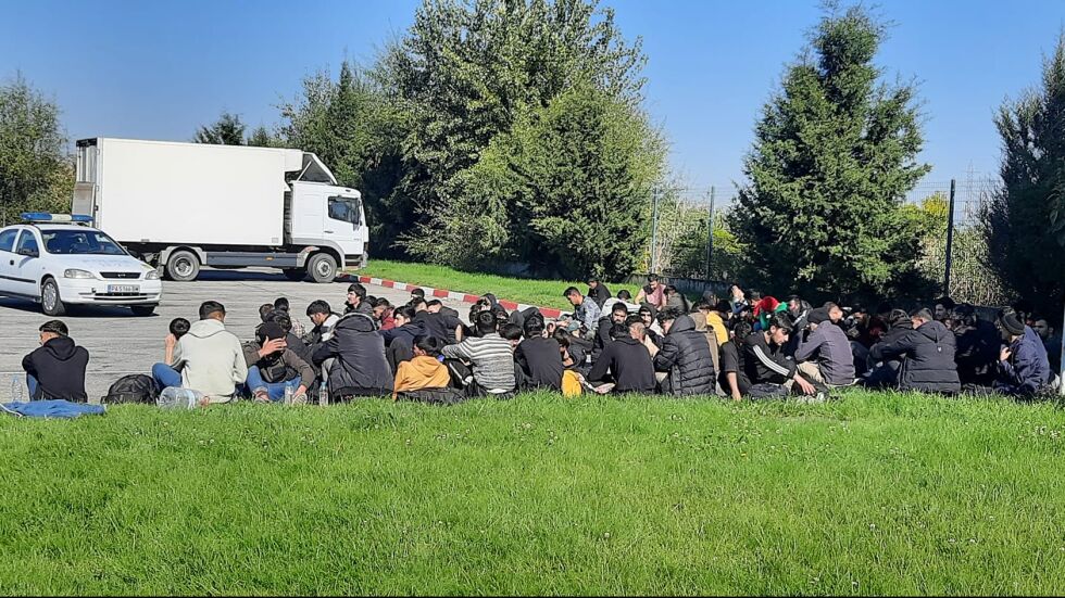 Задържани са 75 мигранти в камион на АМ „Тракия“: Водачът е бил дрогиран