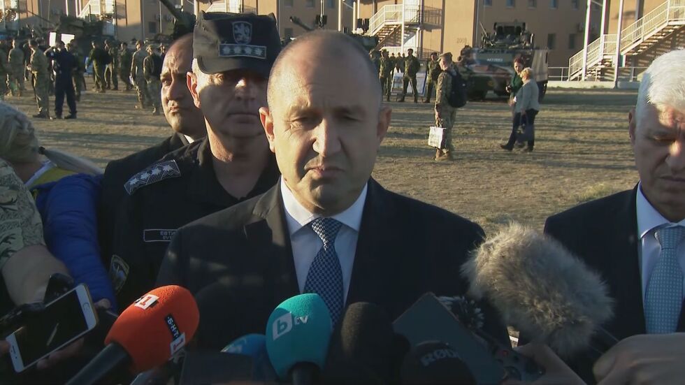 Радев: Мантрата, че ще получим въоръжение, ако изпратим на Украйна, е опасна наивност