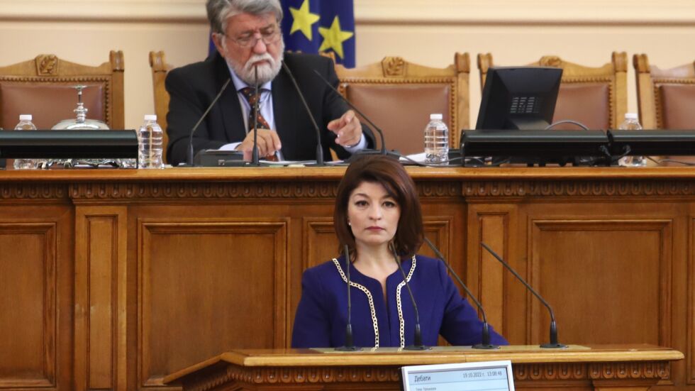 Атанасова: Моля да бъдем извинени от гражданите, че 30 часа водим един дебат