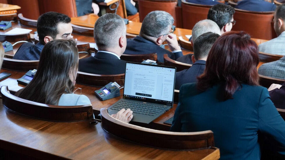 Депутатите гласуват да изпращаме ли военна помощ за Украйна 