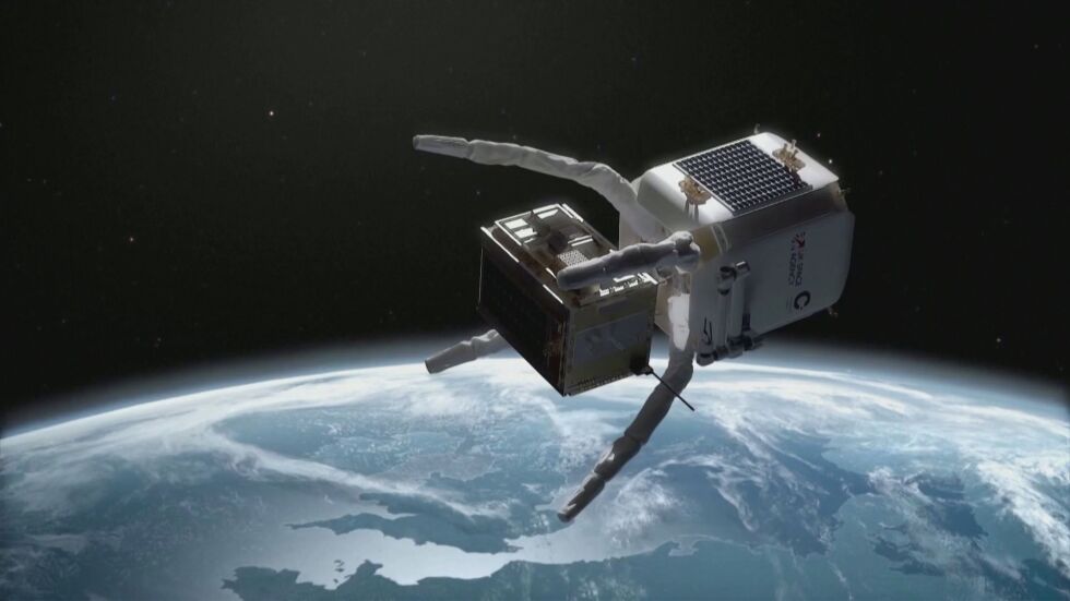 Нова мисия: Специален апарат ще почиства космическия боклук (ВИДЕО)