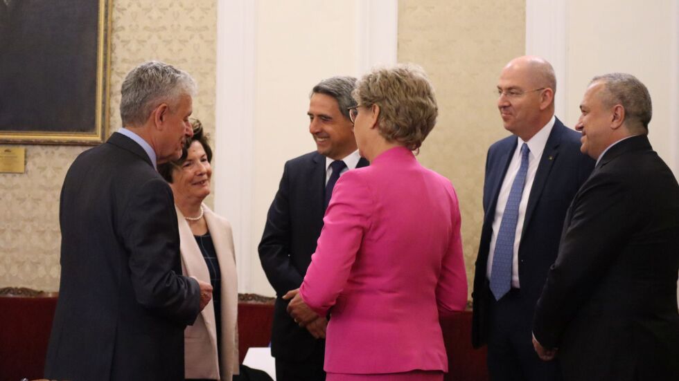 Преговорите започнаха: ГЕРБ и „Български възход“ на среща с контактната група (ОБЗОР)