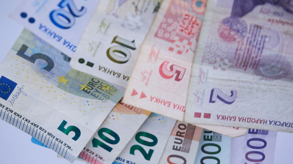 Плащаме в лева, но ни връщат в евро: Как ще минем към европейската валута