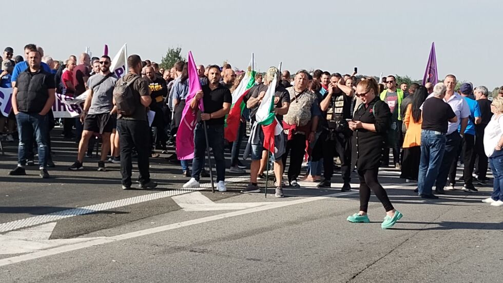 Протестът на миньорите: Трети ден остават затворени АМ „Тракия“ и Проходът на републиката
