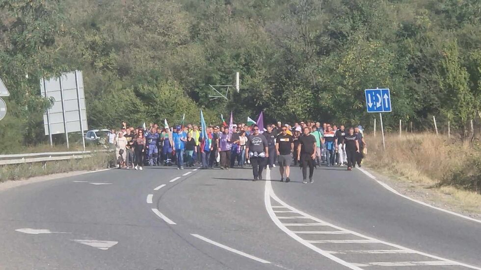 Продължават блокадите на енергетици и миньори по автомагистралите „Тракия“ и „Струма“