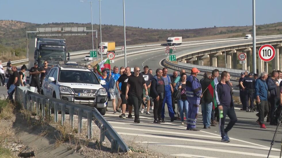 Напрежение на магистралата: Работници от „Бобов дол“ разбиха полицейски кордон на АМ „Струма“ (ОБЗОР)