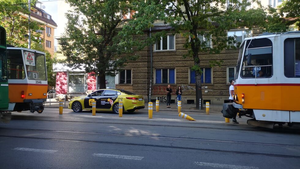 Трамвай блъсна 35-годишна жена в София (СНИМКИ)
