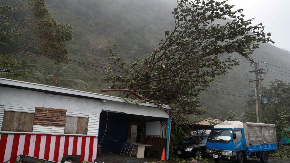 Вятър със скорост 342 км/ч в Тайван, опасност от свлачища и евакуация