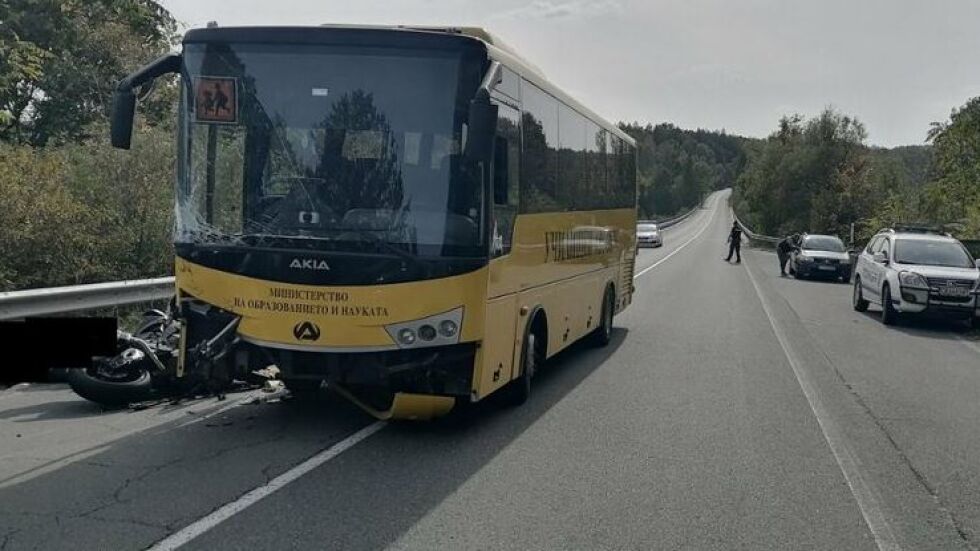 Моторист загина при челен удар с училищен автобус край Малко Търново