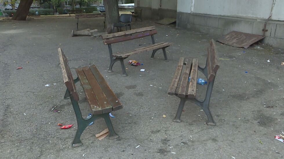 Сигнали за вандализъм в центъра на София: Мъж разказа, че младежи чупят пейки 