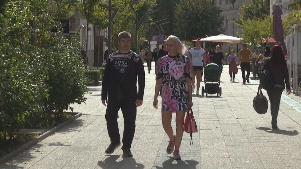Българите, които си тръгват: Защо младите хора търсят реализация в чужбина?