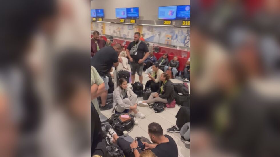 „Оставихме куфарите си“: 50 българи са блокирани на летището в Тел Авив
