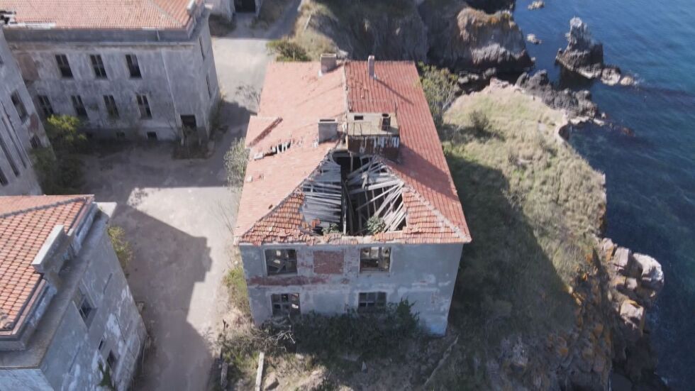  История за избавяне: Ремонтират някогашната Морска гимназия в Созопол 
