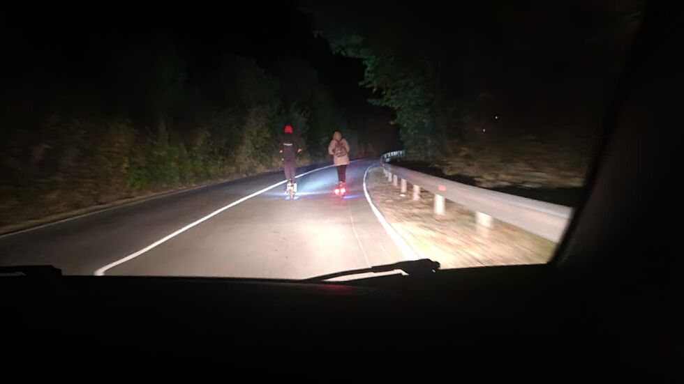  По зрителски сигнал: Мъж и жена с тротинетки по пътя Бургас - 