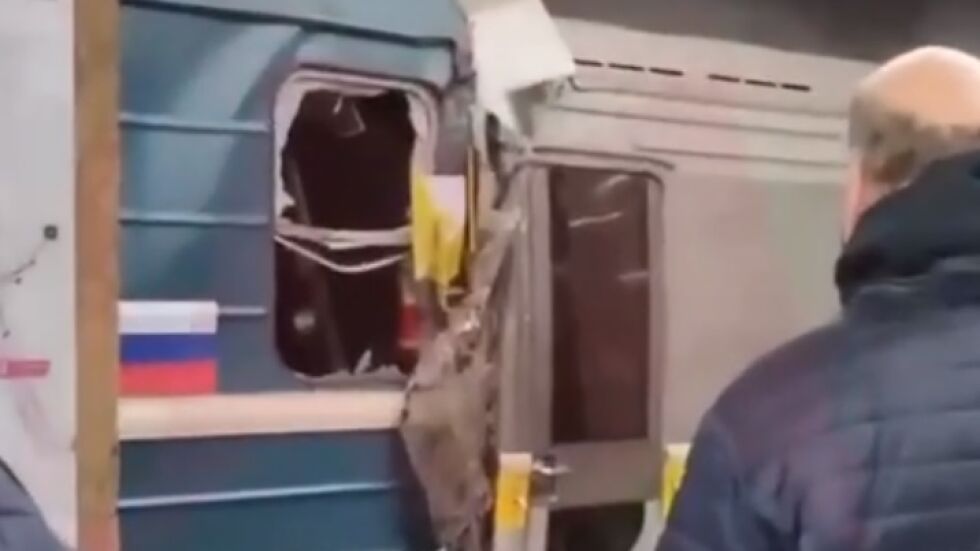 Два влака се блъснаха в метрото в Москва: Машинист е затиснат 