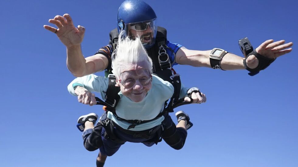 Почина 104-годишната жена, която преди 10 дни скочи с парашут за световен рекорд