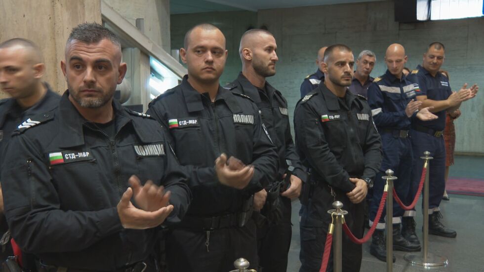 Спасителите от Царево: МВР награди полицаи и пожарникари от акциите по време на бедствието