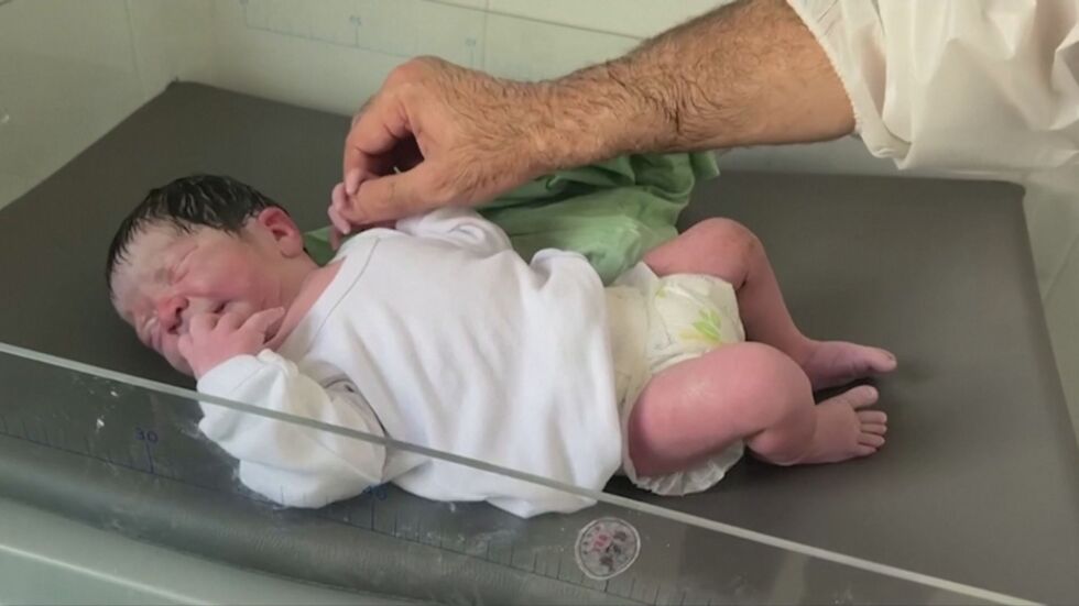 „Баща ти е тук“: Журналист посрещна рожбата си в болницата в Газа по време на бомбардировка (ВИДЕО)