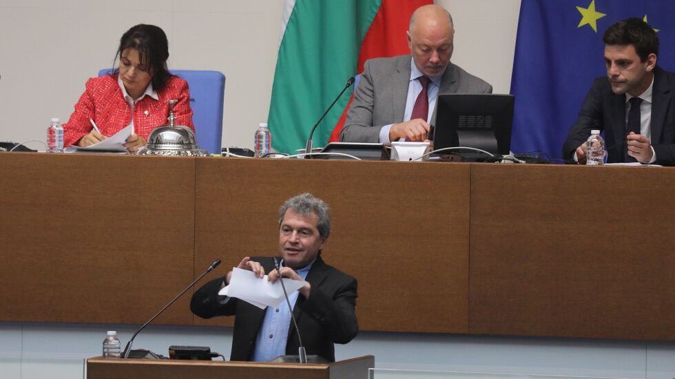 Парламентът гласува първия вот на недоверие към кабинета „Денков“