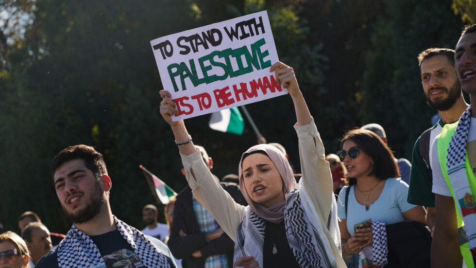 Въпреки забраната: Хора се събраха пред НДК в подкрепа на Палестина