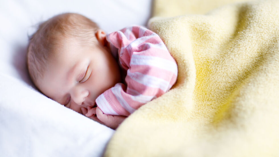 При минусови температури: Новородено бебе е намерено в пазарска чанта в Лондон