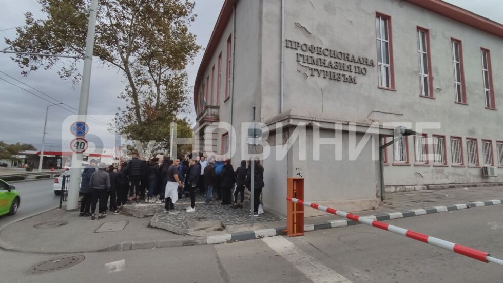 Бомбени заплахи в цялата страна: Евакуираха училище в Русе (СНИМКИ)