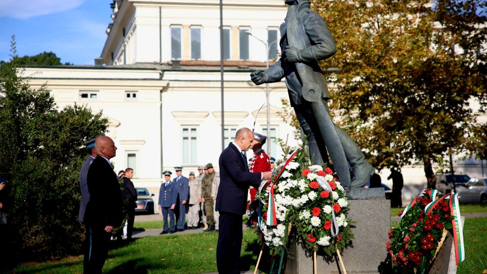 Президентът Радев почете паметта на загиналите за родината летци и парашутисти