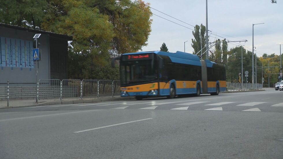 Градски автобус удари жена на пешеходна пътека в София