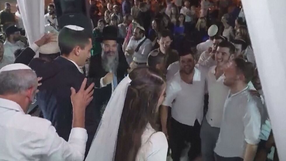 Мъж вдига сватба, след като е прострелян в крака от „Хамас“ и докато брат му е в неизвестност (ВИДЕО)