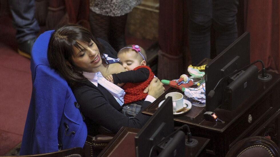  „Покрийте гърдите си!“ – реакциите, след като депутатка накърми бебето си в парламента