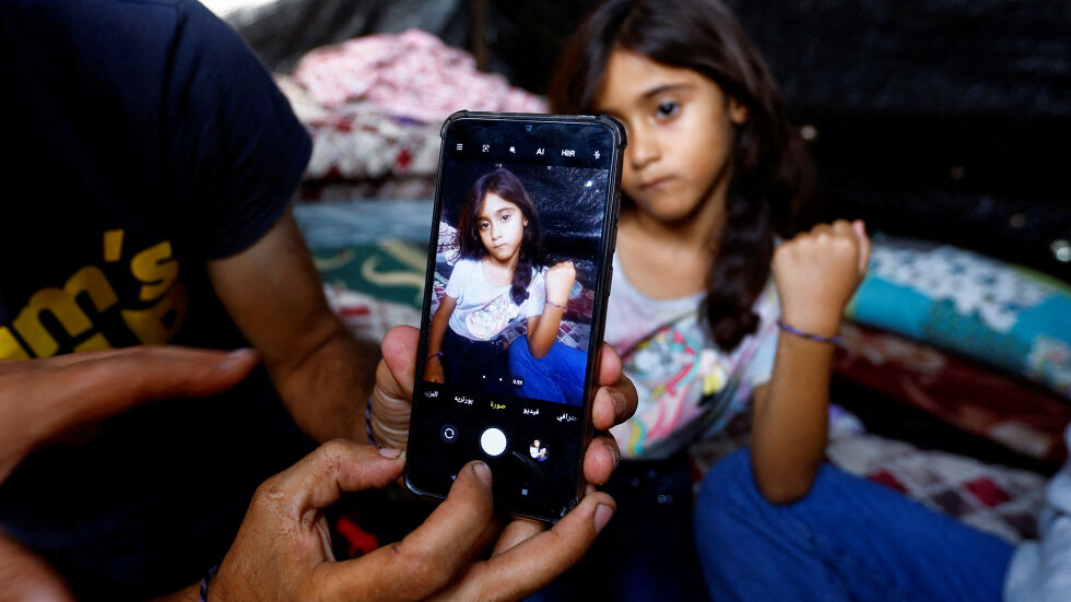 „Ако нещо се случи, така ще ги разпозная“: Палестинец слага гривни на децата си, ако бъдат убити (СНИМКИ и ВИДЕО)