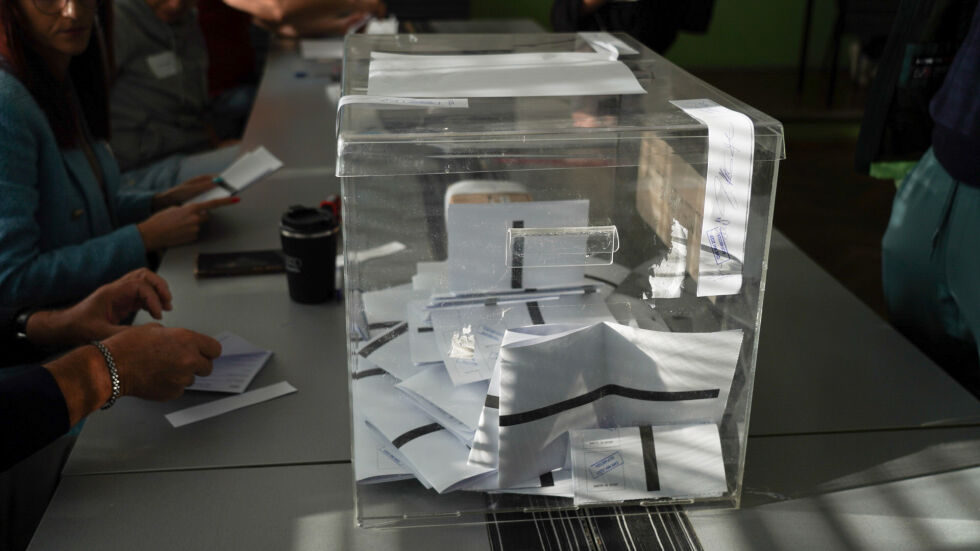 Лют скандал в Буковлък: Кандидат-кмет твърди, че член на СИК показвал за кого да се гласува