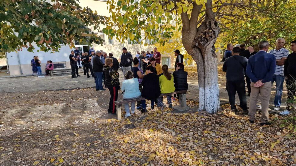 Напрежение в изборния ден: Жители на великотърновско село не допускат непознати да гласуват
