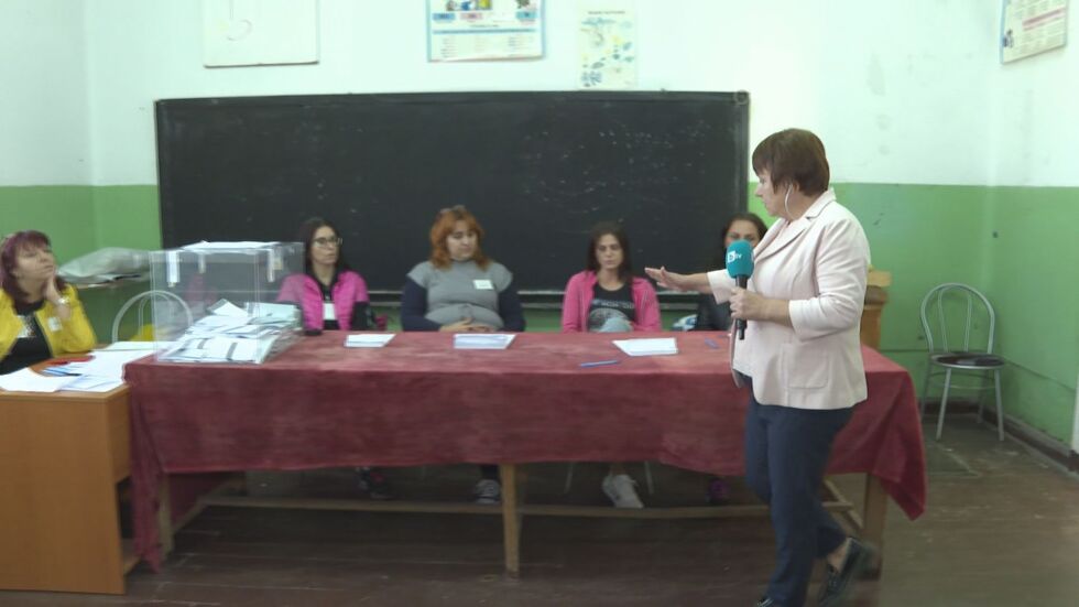 Гаф с вота: Спряха гласуването в мездренско село – свършиха бюлетините (ВИДЕО)