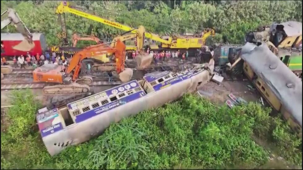  13 души са починали при влакова злополука в Индия (ВИДЕО) 