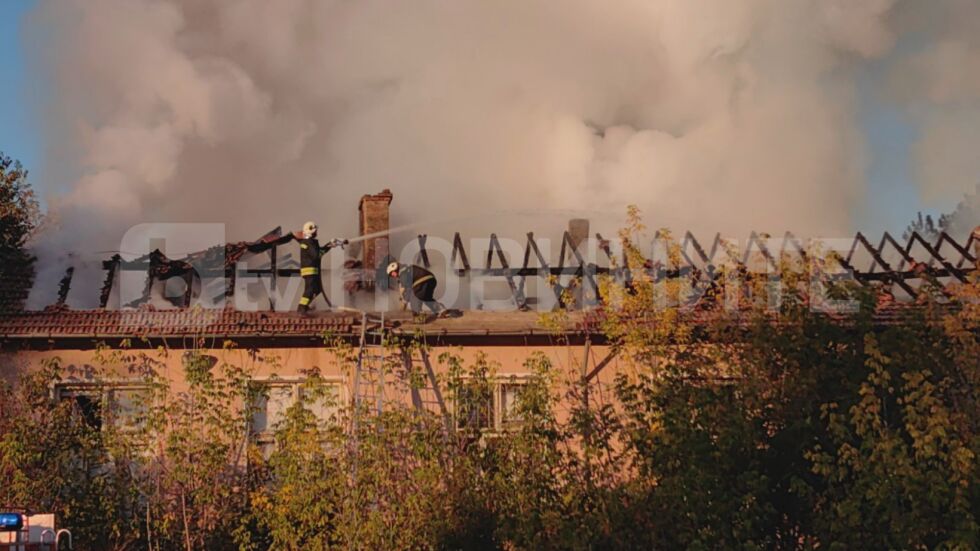 Пожар пламна в бивше училище в с. Червена вода (СНИМКИ)