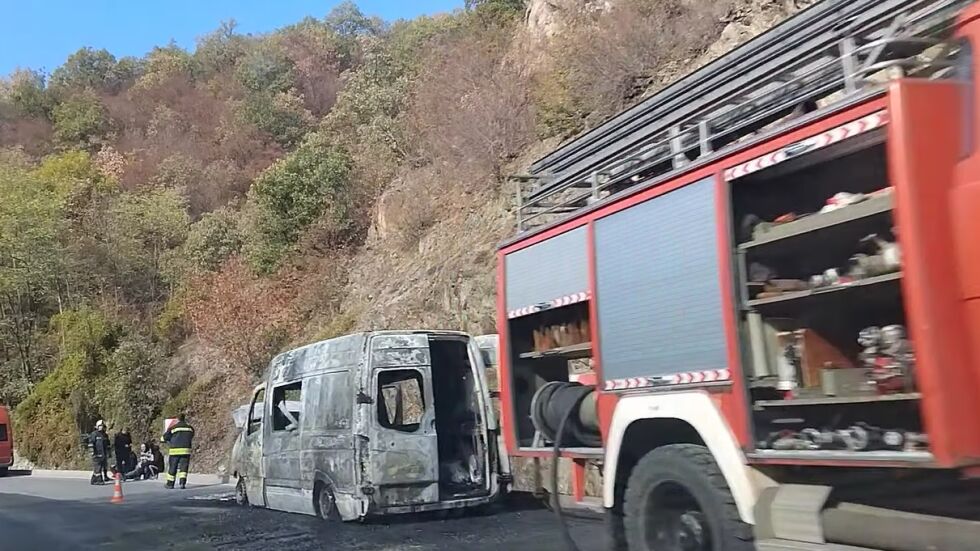 Микробус се самозапали при движение и изгоря напълно между Велинград и Варвара (ВИДЕО)