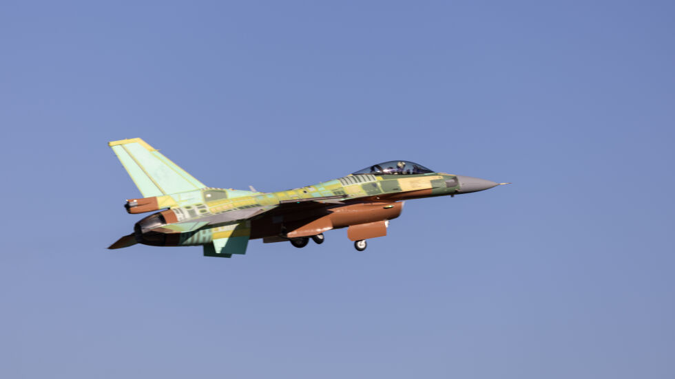 ПъPBияT бългaPcKи и3TPeбиTeл F-16 Block 70 бe TecTBaH B пoлeT (BИДEO, CHИMKИ) 